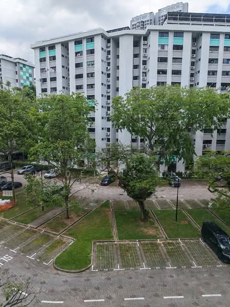 305 Clementi Avenue 4, 305 Clementi Avenue 4, 2 Bedrooms, 882 sqft, HDB Flat For Sale, by Ruth Madeline Lim, 500149676 - View from kitchen - PropertyGuru.com.sg