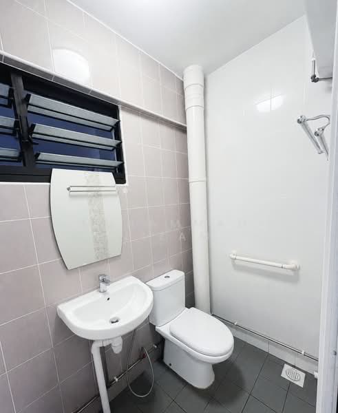 432 Tampines Street 41, 432 Tampines Street 41, 3 Bedrooms, 904 sqft, HDB Flat For Rent, by Muhammad Nizam, 500149677 - Bathroom - PropertyGuru.com.sg
