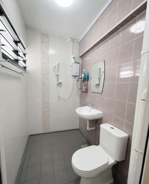 432 Tampines Street 41, 432 Tampines Street 41, 3 Bedrooms, 904 sqft, HDB Flat For Rent, by Muhammad Nizam, 500149677 - Bathroom - PropertyGuru.com.sg