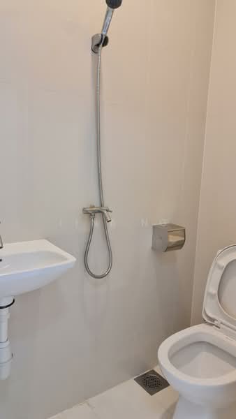 d'Leedon (Former Farrer Court), 5 Leedon Heights, 3 Bedrooms, 1,711 sqft, Condominium For Rent, by Lena Ng, 500149761 - Yard Bathroom - PropertyGuru.com.sg