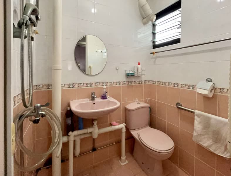 610 Ang Mo Kio Avenue 4, 610 Ang Mo Kio Avenue 4, 2 Bedrooms, 732 sqft, HDB Flat For Sale, by Joni Tay, 500149764 - Bathroom - PropertyGuru.com.sg