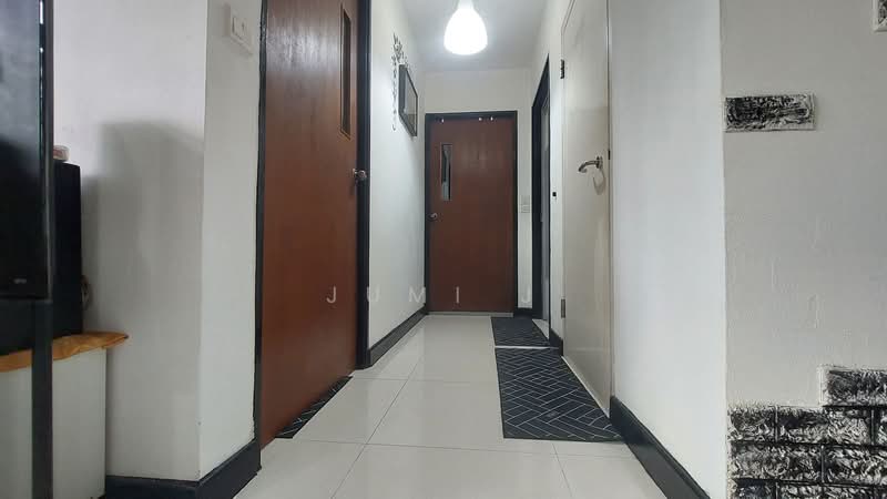 818A Choa Chu Kang Avenue 1, 818A Choa Chu Kang Avenue 1, 2 Bedrooms, 721 sqft, HDB Flat For Sale, by Jumi J, 500149802 - Hallway - PropertyGuru.com.sg