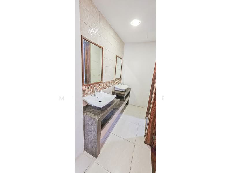 HUGE FH Semi-D @ 2c Sennett Road, Sennett Road, 8 Bedrooms, 3,980 sqft, Semi-Detached House For Sale, by Michael Lee, 500149820 - Bathroom - PropertyGuru.com.sg