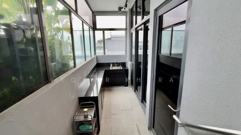 Robin Residences, 1 Robin Drive, 6 Bedrooms, 2,939 sqft, Condominium For Sale, by Roger Khera, 500149835 - Balcony - PropertyGuru.com.sg
