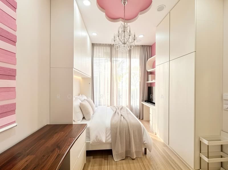 Robin Residences, 1 Robin Drive, Tanglin / Holland / Bukit Timah, 6 Bedrooms, 2,939 sqft, Condominium For Sale, by Roger Khera, 500149835 - Higher ceilings welcome chandeliers - PropertyGuru.com.sg