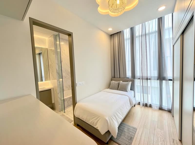 Robin Residences, 1 Robin Drive, Tanglin / Holland / Bukit Timah, 6 Bedrooms, 2,939 sqft, Condominium For Sale, by Roger Khera, 500149835 - Bedroom with attached bathroom - PropertyGuru.com.sg