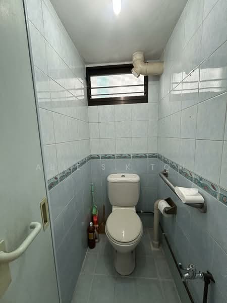 45 Sims Drive, 45 Sims Drive, 2 Bedrooms, 700 sqft, HDB Flat For Rent, by Able S.K Toh, 500149864 - Bathroom - PropertyGuru.com.sg
