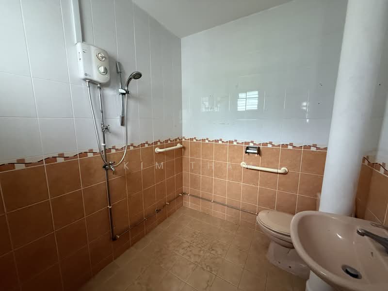 322A Jurong East Street 31, 322A Jurong East Street 31, 3 Bedrooms, 1,604 sqft, HDB Flat For Sale, by Kim Tham, 500149882 - Bathroom - PropertyGuru.com.sg