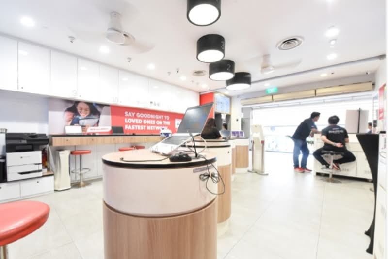 Lucky Plaza, 304 Orchard Road, 884 sqft, Mall Shop For Rent, by Yammie Ho, 500149946 - Interior - CommercialGuru.com.sg