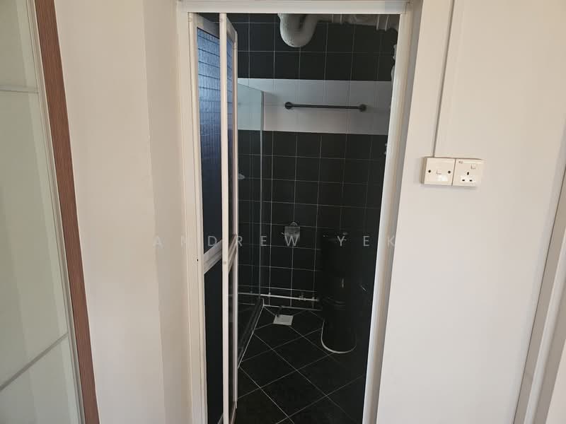 215 Lorong 8 Toa Payoh, 215 Lorong 8 Toa Payoh, 3 Bedrooms, 1,259 sqft, HDB Flat For Sale, by Andrew Yek, 500150005 - Bathroom - PropertyGuru.com.sg