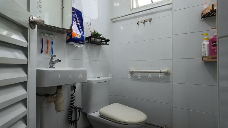 304 Serangoon Avenue 2, 304 Serangoon Avenue 2, 3 Bedrooms, 1,033 sqft, HDB Flat For Sale, by Travis Seah, 500150022 - Bathroom - PropertyGuru.com.sg
