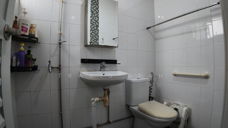 304 Serangoon Avenue 2, 304 Serangoon Avenue 2, 3 Bedrooms, 1,033 sqft, HDB Flat For Sale, by Travis Seah, 500150022 - Bathroom - PropertyGuru.com.sg