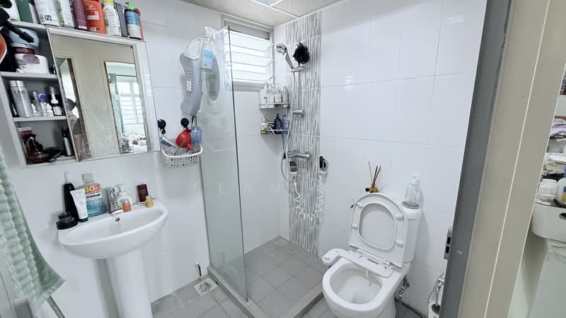 96B Henderson Road, 96B Henderson Road, 3 Bedrooms, 1,001 sqft, HDB Flat For Sale, by Sean Ng, 500150050 - Bathroom - PropertyGuru.com.sg