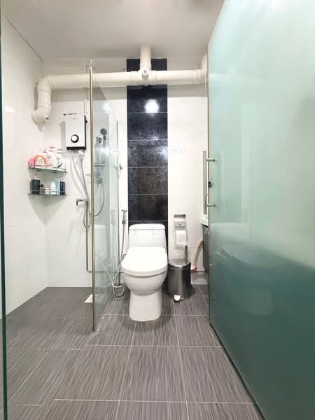 277 Toh Guan Road, 277 Toh Guan Road, 3 Bedrooms, 1,087 sqft, HDB Flat For Sale, by Nigel Tan, 500150089 - Bathroom - PropertyGuru.com.sg