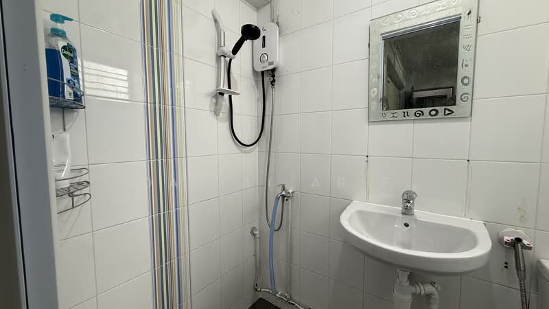834 Tampines Street 82, 834 Tampines Street 82, 2 Bedrooms, 753 sqft, HDB Flat For Sale, by Danial Arif, 500150118 - Master Bathroom - PropertyGuru.com.sg