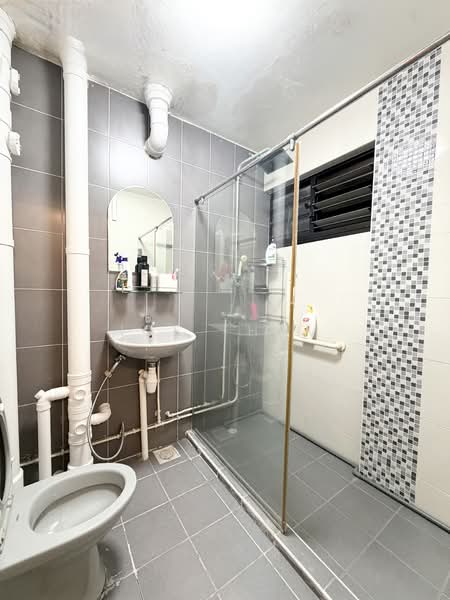 72 Bedok South Avenue 3, 72 Bedok South Avenue 3, 3 Bedrooms, 1,324 sqft, HDB Flat For Sale, by Ice Tham, 500150149 - Bathroom - PropertyGuru.com.sg