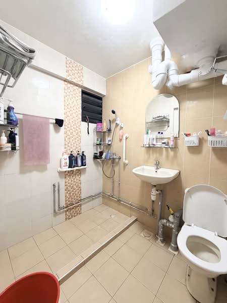 72 Bedok South Avenue 3, 72 Bedok South Avenue 3, 3 Bedrooms, 1,324 sqft, HDB Flat For Sale, by Ice Tham, 500150149 - Bathroom - PropertyGuru.com.sg