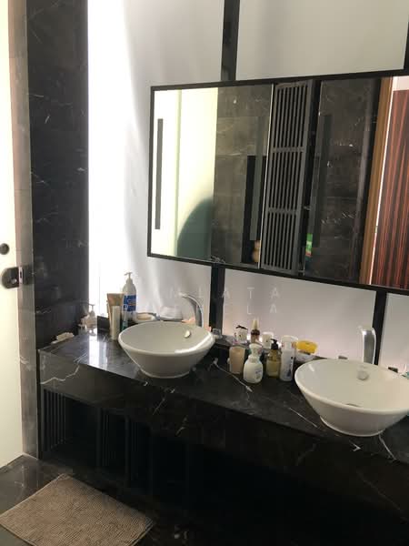Helios Residences, 17 Cairnhill Circle, 2 Bedrooms, 1,281 sqft, Condominium For Rent, by Hemlata Pathela, 500150180 - Bathroom - PropertyGuru.com.sg