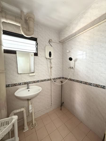 18 Bedok South Road, 18 Bedok South Road, 2 Bedrooms, 700 sqft, HDB Flat For Rent, by Michelle Lim, 500150192 - Bathroom - PropertyGuru.com.sg