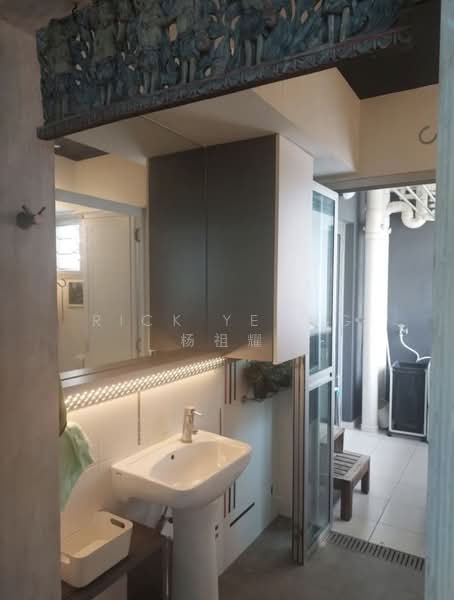 23 Teban Gardens Road, 23 Teban Gardens Road, 2 Bedrooms, 775 sqft, HDB Flat For Rent, by Rick Yeong 杨祖耀, 500150216 - Bathroom - PropertyGuru.com.sg