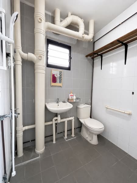 809 Tampines Avenue 4, 809 Tampines Avenue 4, 2 Bedrooms, 786 sqft, HDB Flat For Sale, by Irene Tan, 500150253 - Bathroom - PropertyGuru.com.sg