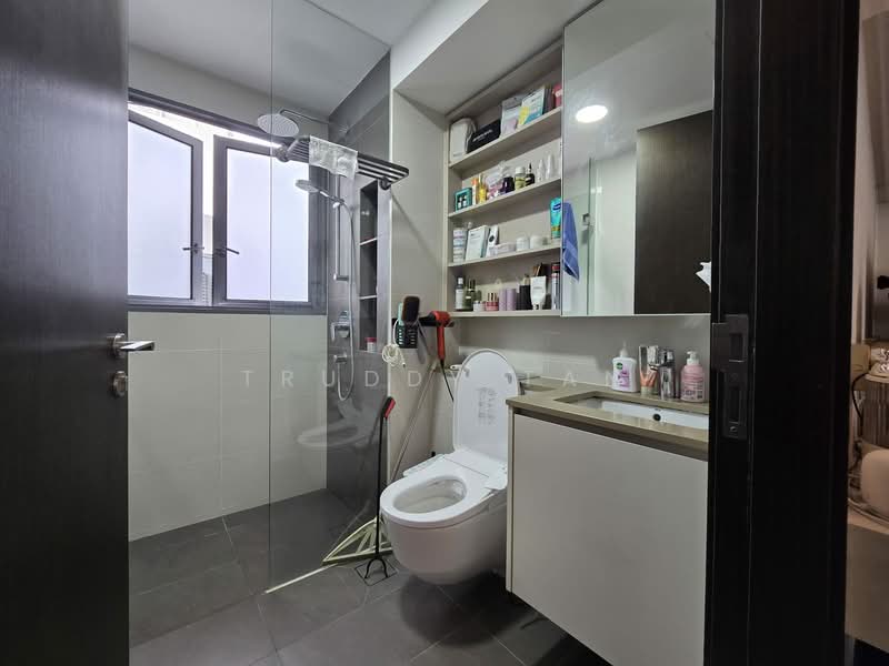 The Gazania, 5 How Sun Drive, 3 Bedrooms, 958 sqft, Condominium For Sale, by Truddy Tan, 500150279 - Bathroom - PropertyGuru.com.sg