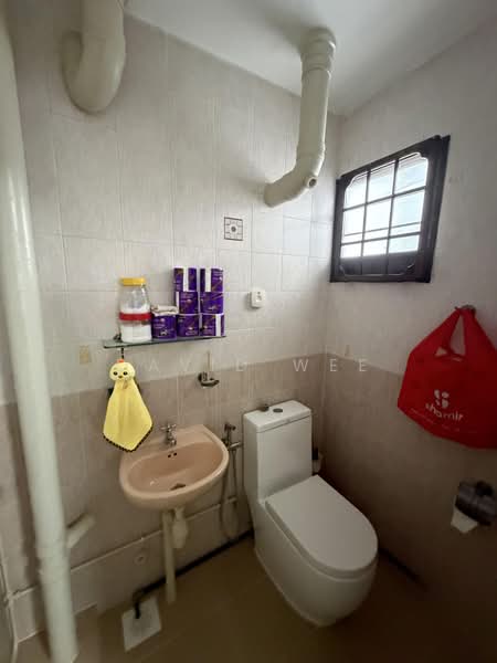 229 Jurong East Street 21, 229 Jurong East Street 21, 2 Bedrooms, 720 sqft, HDB Flat For Sale, by David Wee, 500150283 - Bathroom - PropertyGuru.com.sg