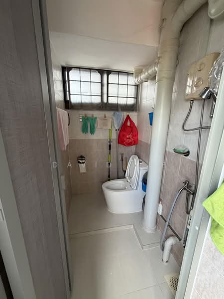 229 Jurong East Street 21, 229 Jurong East Street 21, 2 Bedrooms, 720 sqft, HDB Flat For Sale, by David Wee, 500150283 - Bathroom - PropertyGuru.com.sg