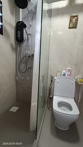 319 Sembawang Close, 319 Sembawang Close, 3 Bedrooms, 1,067 sqft, HDB Flat For Rent, by Diana Lee, 500150291 - Bathroom - PropertyGuru.com.sg