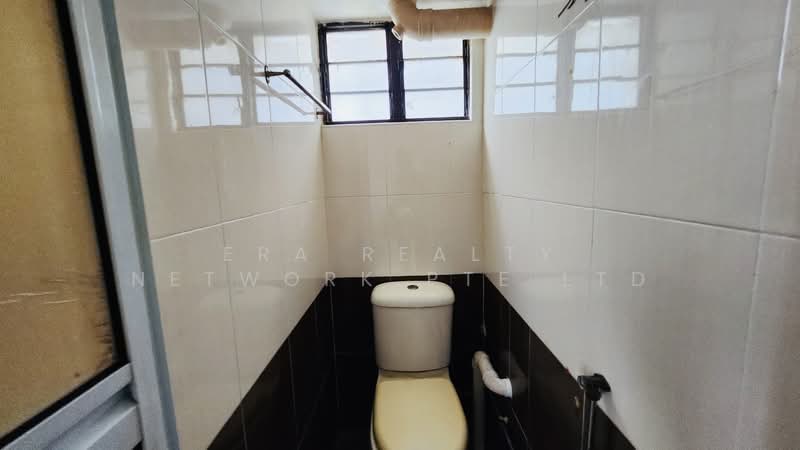 118 Lorong 1 Toa Payoh, 118 Lorong 1 Toa Payoh, 2 Bedrooms, 700 sqft, HDB Flat For Sale, by MARTIN, 500150318 - Bathroom - PropertyGuru.com.sg