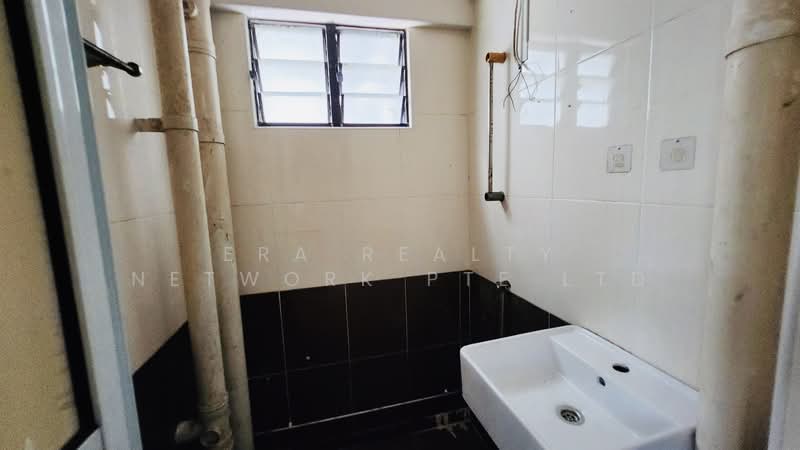 118 Lorong 1 Toa Payoh, 118 Lorong 1 Toa Payoh, 2 Bedrooms, 700 sqft, HDB Flat For Sale, by MARTIN, 500150318 - Bathroom - PropertyGuru.com.sg