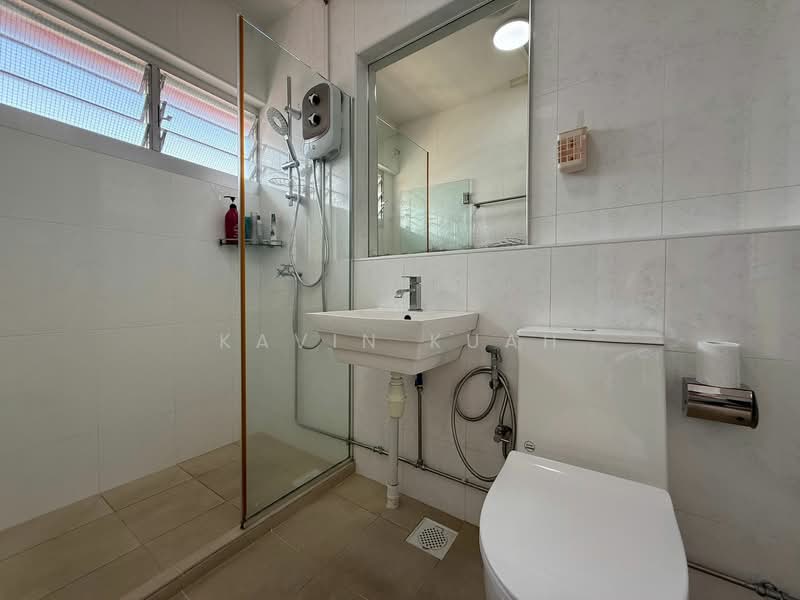 437 Choa Chu Kang Avenue 4, 437 Choa Chu Kang Avenue 4, 4 Bedrooms, 1,593 sqft, HDB Flat For Sale, by Kavin Kuah, 500150330 - Bathroom - PropertyGuru.com.sg