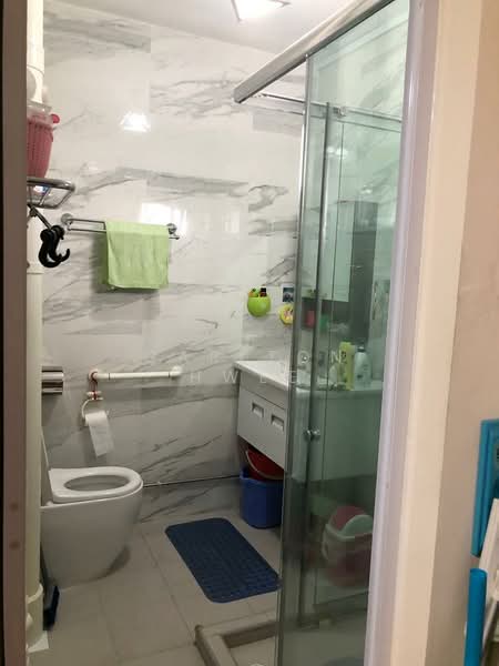 105 Jalan Rajah, 105 Jalan Rajah, 3 Bedrooms, 150 sqft, HDB Flat For Rent, by Carlton Hwee, 500150339 - Bathroom - PropertyGuru.com.sg