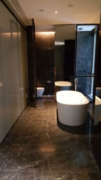 Leedon Residence, 6 Leedon Heights, 5 Bedrooms, 6,567 sqft, Condominium For Sale, by Sara Ho, 500150350 - Spacious Master Bathroom cum wardrobes - PropertyGuru.com.sg