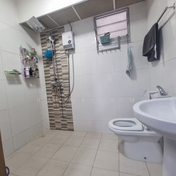 409C Northshore Drive, 409C Northshore Drive, 3 Bedrooms, 1,012 sqft, HDB Flat For Sale, by Rachel Sim, 500150406 - Bathroom - PropertyGuru.com.sg