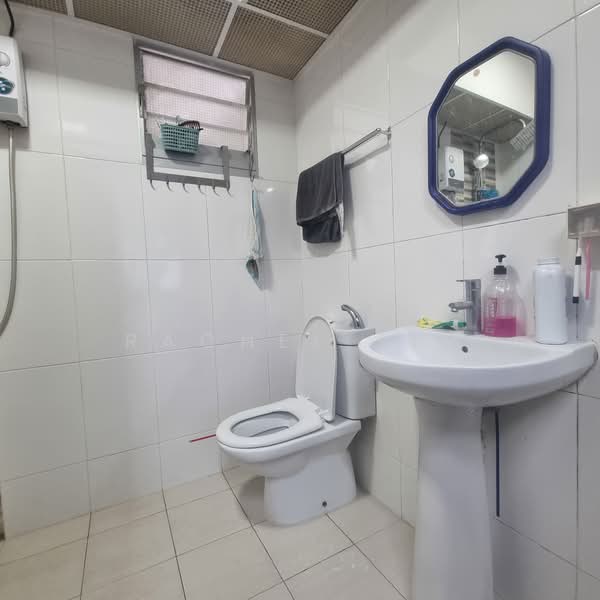 409C Northshore Drive, 409C Northshore Drive, 3 Bedrooms, 1,012 sqft, HDB Flat For Sale, by Rachel Sim, 500150406 - Bathroom - PropertyGuru.com.sg