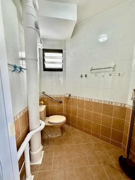 261 Tampines Street 21, 261 Tampines Street 21, 2 Bedrooms, 710 sqft, HDB Flat For Rent, by Gerald Tan, 500150427 - Bathroom - PropertyGuru.com.sg
