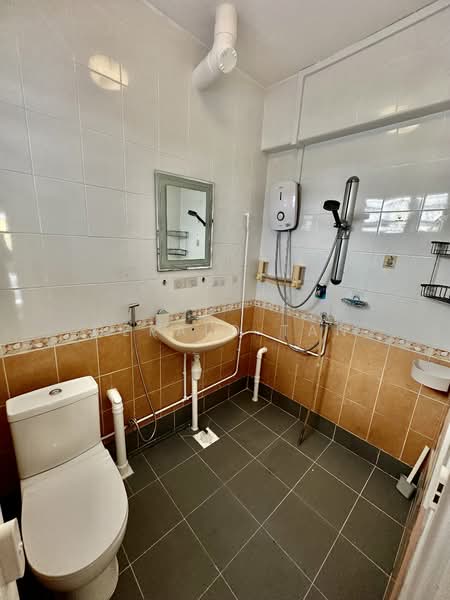 261 Tampines Street 21, 261 Tampines Street 21, 2 Bedrooms, 710 sqft, HDB Flat For Rent, by Gerald Tan, 500150427 - Bathroom - PropertyGuru.com.sg