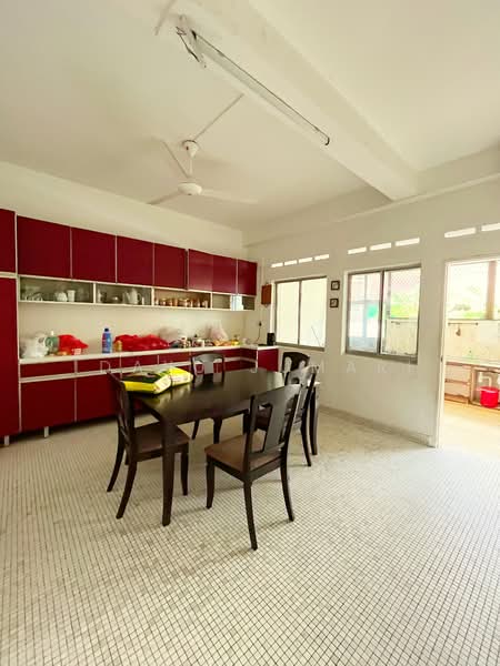 Yong Seng Estate, 28A Jalan Paras, 3 Bedrooms, 1,800 sqft, Terraced House For Rent, by Idayu Jumari, 500150430 - Kitchen - PropertyGuru.com.sg