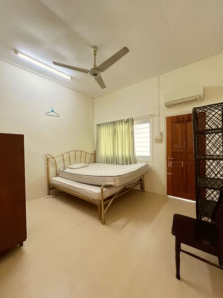 Yong Seng Estate, 28A Jalan Paras, 3 Bedrooms, 1,800 sqft, Terraced House For Rent, by Idayu Jumari, 500150430 - Bedroom - PropertyGuru.com.sg