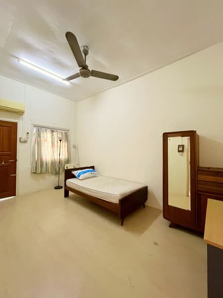 Yong Seng Estate, 28A Jalan Paras, 3 Bedrooms, 1,800 sqft, Terraced House For Rent, by Idayu Jumari, 500150430 - Bedroom - PropertyGuru.com.sg