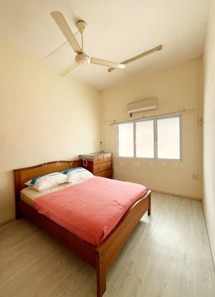 Yong Seng Estate, 28A Jalan Paras, 3 Bedrooms, 1,800 sqft, Terraced House For Rent, by Idayu Jumari, 500150430 - Bedroom - PropertyGuru.com.sg