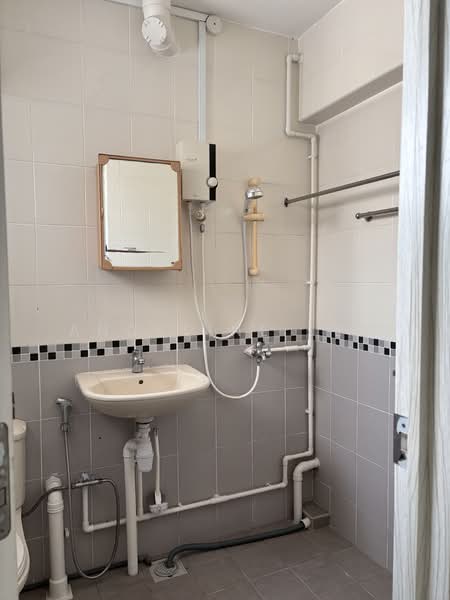 720 Yishun Street 71, 720 Yishun Street 71, 4 Bedrooms, 104 sqft, HDB Flat For Sale, by Angeline Lee, 500150439 - Bathroom - PropertyGuru.com.sg