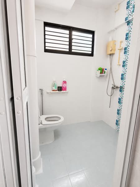 109 Bukit Purmei Road, 109 Bukit Purmei Road, 2 Bedrooms, 796 sqft, HDB Flat For Sale, by Delvin Ong, 500150442 - Bathroom - PropertyGuru.com.sg