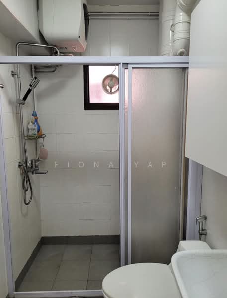 485 Choa Chu Kang Avenue 5, 485 Choa Chu Kang Avenue 5, Room Rental, 160 sqft, HDB Flat For Rent, by Fiona Yap, 500150483 - Bathroom - PropertyGuru.com.sg