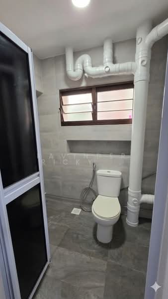 444 Choa Chu Kang Avenue 4, 444 Choa Chu Kang Avenue 4, 3 Bedrooms, 1,076 sqft, HDB Flat For Sale, by Ravinder Ricky Singh, 500150486 - Bathroom - PropertyGuru.com.sg
