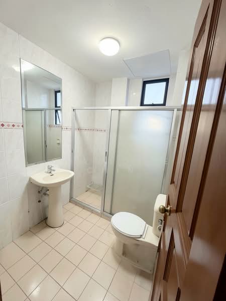 Bayville Condo, 42 South Buona Vista Road, 4 Bedrooms, 1,884 sqft, Condominium For Sale, by Charlotte Chin, 500150499 - Bathroom - PropertyGuru.com.sg