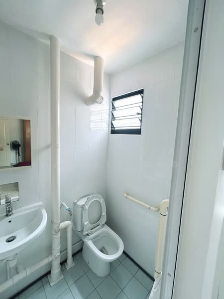 128 Ang Mo Kio Avenue 3, 128 Ang Mo Kio Avenue 3, 3 Bedrooms, 990 sqft, HDB Flat For Rent, by Valerie Ong, 500150507 - Bathroom - PropertyGuru.com.sg