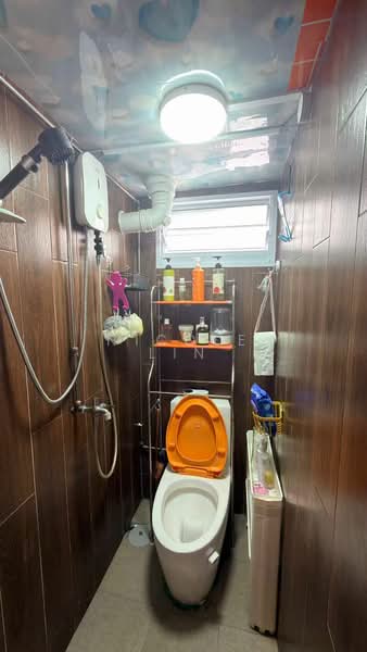 9 Lorong 7 Toa Payoh, 9 Lorong 7 Toa Payoh, 2 Bedrooms, 710 sqft, HDB Flat For Sale, by Nicole Lin, 500150529 - Bathroom - PropertyGuru.com.sg