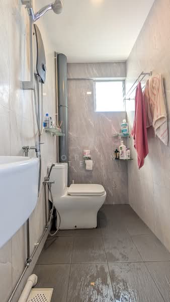206 Serangoon Central, 206 Serangoon Central, 2 Bedrooms, 689 sqft, HDB Flat For Sale, by Georgina Tey, 500150566 - Bathroom - PropertyGuru.com.sg
